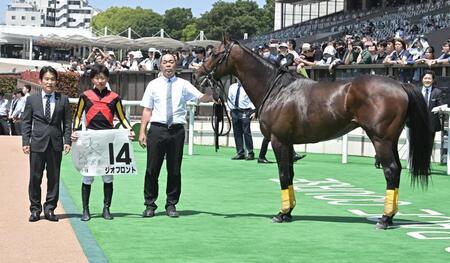 　東京１Ｒを勝ったジオフロントと鷲頭（撮影・持木克友）