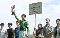 　東京７Ｒをキューティリップで勝ちＪＲＡ通算７００勝を挙げた横山武（撮影・持木克友）