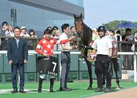 　稲城特別を制したレッドバンデと佐々木大（撮影・持木克友）