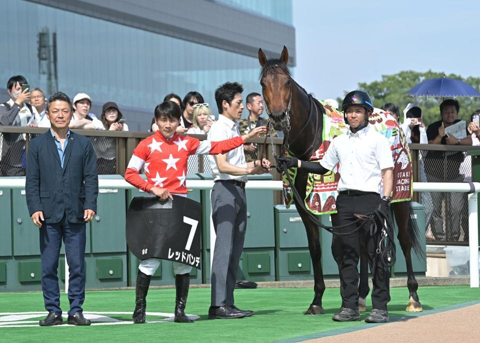 　稲城特別を制したレッドバンデと佐々木大（撮影・持木克友）