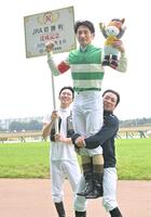 　東京２ＲでＪＲＡ初勝利を挙げ内田博（右）に持ち上げられる矢野貴（撮影・持木克友）