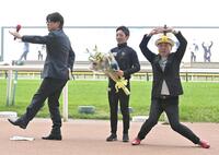 　ＴＩＭの祝の文字で祝福される川田（中央）＝撮影・持木克友