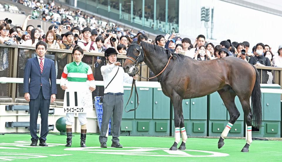 　東京２Ｒを勝ったトライゴーニックと矢野貴（撮影・持木克友）