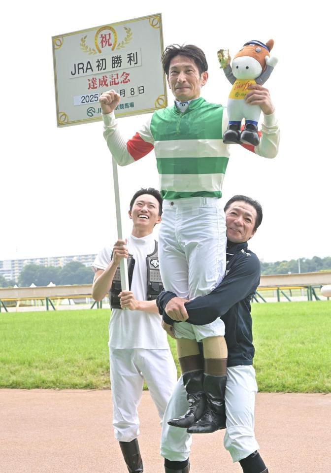 　東京２ＲでＪＲＡ初勝利を挙げ内田博（右）に持ち上げられる矢野貴（撮影・持木克友）