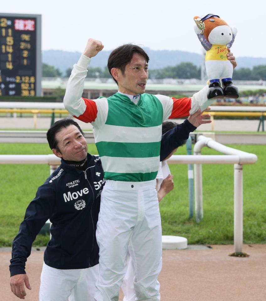 　東京２ＲのトライゴーニックでＪＲＡ初勝利を挙げ、セレモニーで内田博から世話を焼かれる矢野貴（右）