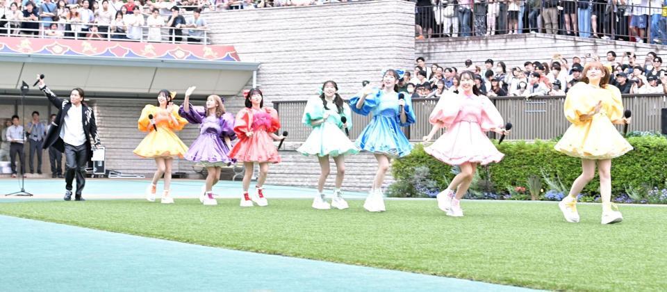 　狩野英孝とレース後のイベントに登場したＦＲＵＩＴＳＺＩＰＰＥＲ（撮影・持木克友）