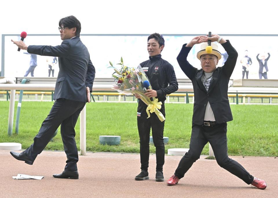 　ＴＩＭの祝の文字で祝福される川田（中央）＝撮影・持木克友