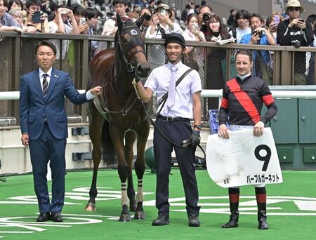 　新馬戦を勝ったパープルガーネットとルメール（撮影・持木克友）