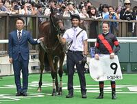 　新馬戦を勝ったパープルガーネットとルメール（撮影・持木克友）
