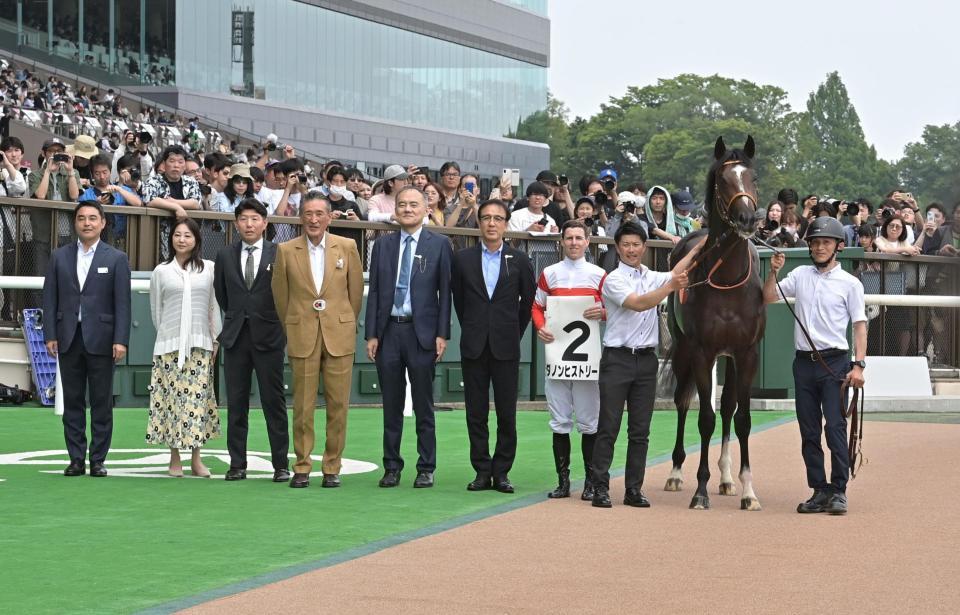 　新馬戦を勝ったダノンヒストリーとレーン（撮影・持木克友）