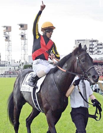 　ダービーを制したクロワデュノールと北村友