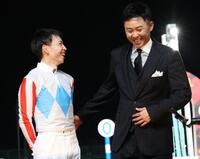 　北島康介氏と談笑をする横山武