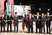 　東京ダービーを制したナチュラルライズと横山武と関係者