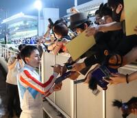 　観衆にサインをする横山武