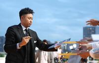 　観衆にサインをする北島康介氏＝大井競馬場