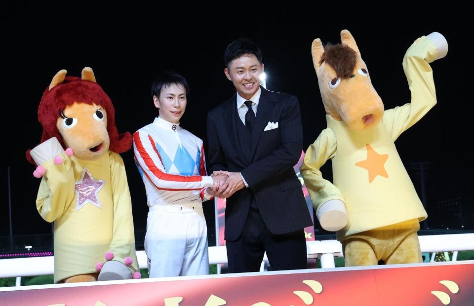 　北島康介氏と祝福の握手をする横山武