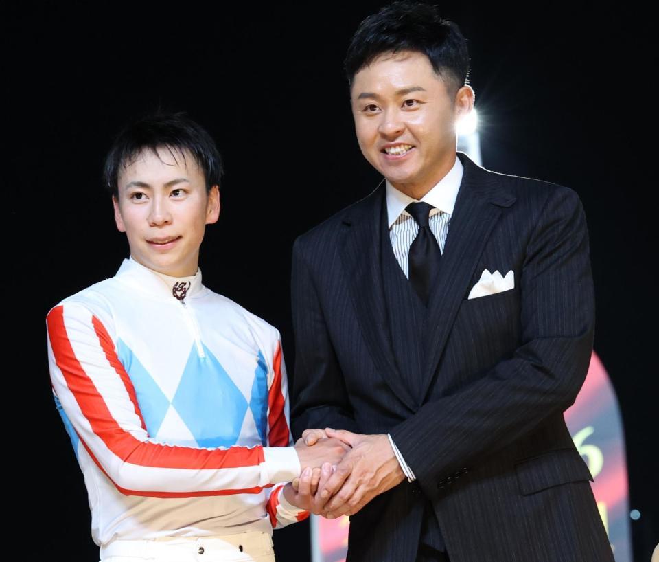 　北島康介氏と祝福の握手をする横山武