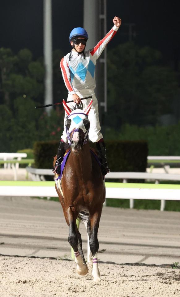 　観衆に向かってガッツポーズする横山武