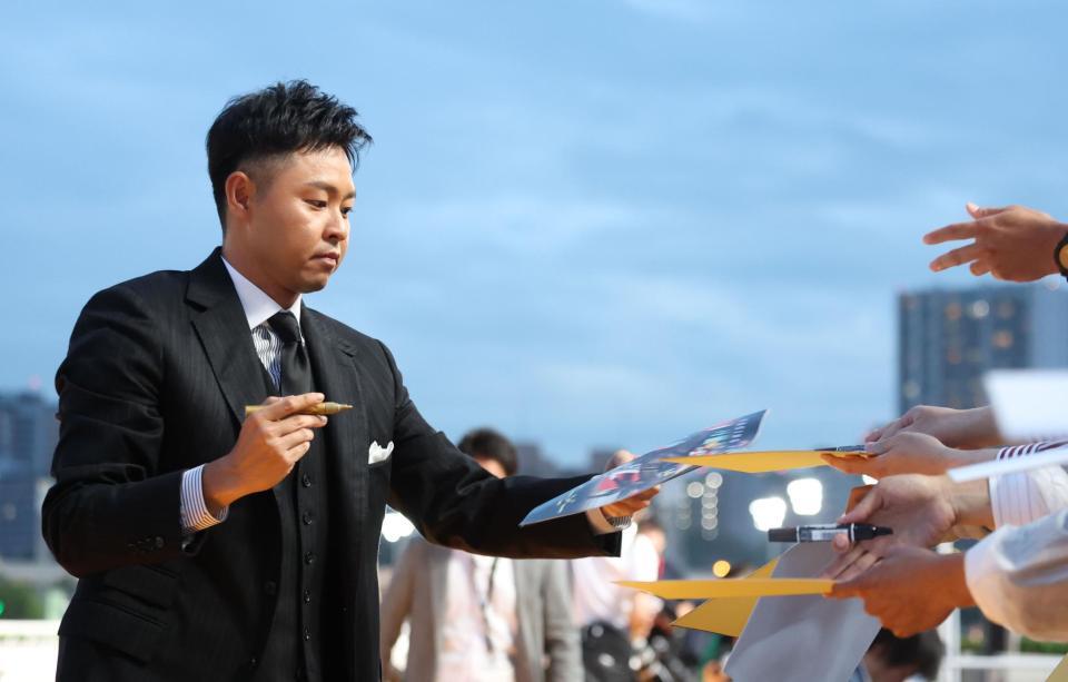 　観衆にサインをする北島康介氏＝大井競馬場