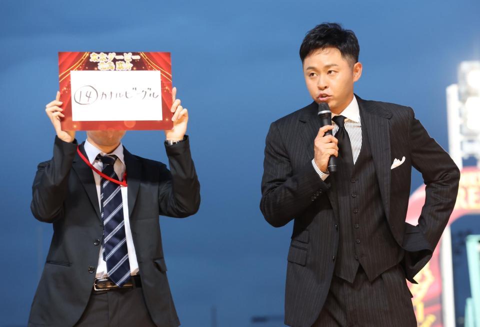 　推奨馬を披露する北島康介氏＝大井競馬場