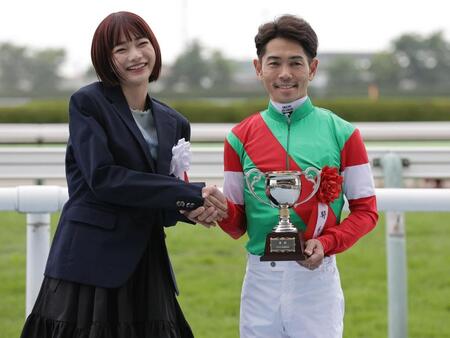 　函館スプリントＳを制した戸崎圭（右）とプレゼンターの見上愛