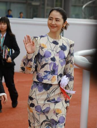 　手を振る長澤まさみ（撮影・石湯恒介）