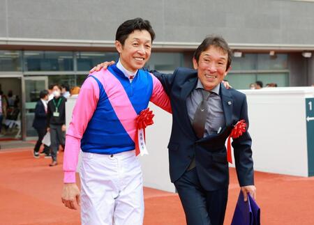 　肩を組んで喜び合う武豊（左）と石橋師（撮影・石湯恒介）