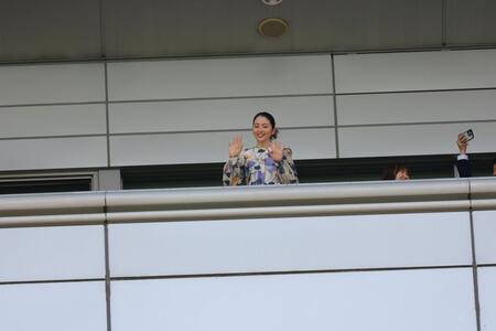 　スタンドから手を振る長澤まさみ（撮影・石湯恒介）