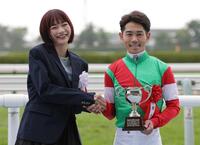 　函館スプリントＳを勝利した戸崎圭（右）とプレゼンターの見上愛