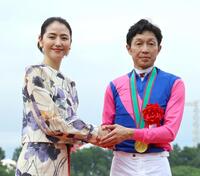 　長澤まさみ（左）は武豊と握手をかわす（撮影・山口登）