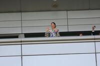 　スタンドから手を振る長澤まさみ（撮影・石湯恒介）