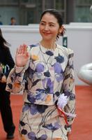 　スタンドに手を振る長澤まさみ（撮影・石湯恒介）