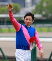 　声援に応える武豊（撮影・石湯恒介）