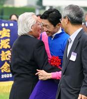 　松本好雄オーナー（左）と抱き合って喜ぶ武豊（撮影・山口登）