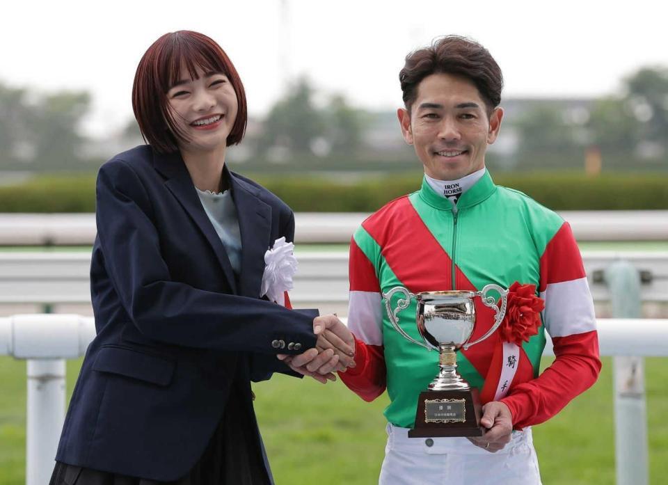 　函館スプリントＳを勝利した戸崎圭（右）とプレゼンターの見上愛