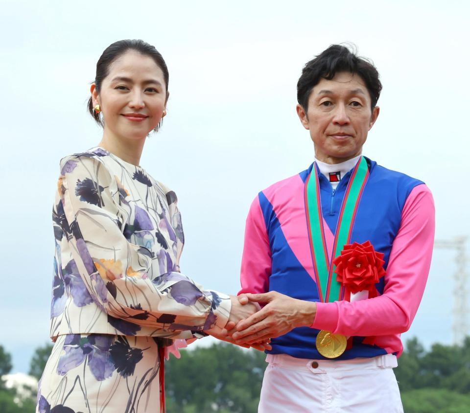 　長澤まさみ（左）は武豊と握手をかわす（撮影・山口登）