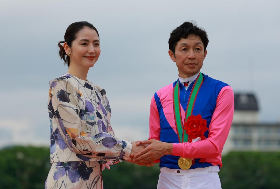 　武豊（右）と握手を交わすプレゼンターの長澤まさみ（撮影・石湯恒介）