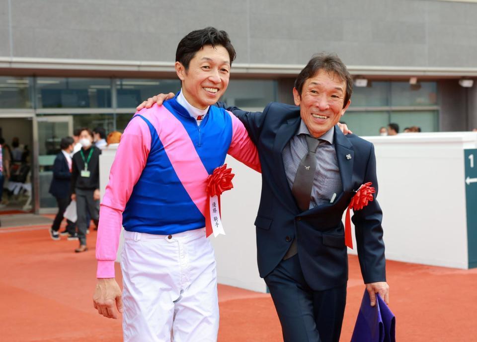 　肩を組んで喜び合う武豊（左）と石橋師（撮影・石湯恒介）