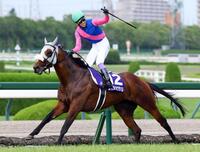 　宝塚記念を制したメイショウタバルと、笑顔でスタンドを指さす武豊（撮影・山口登）