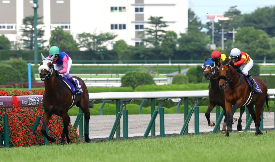 　宝塚記念を制するメイショウタバル（左）＝撮影・山口登