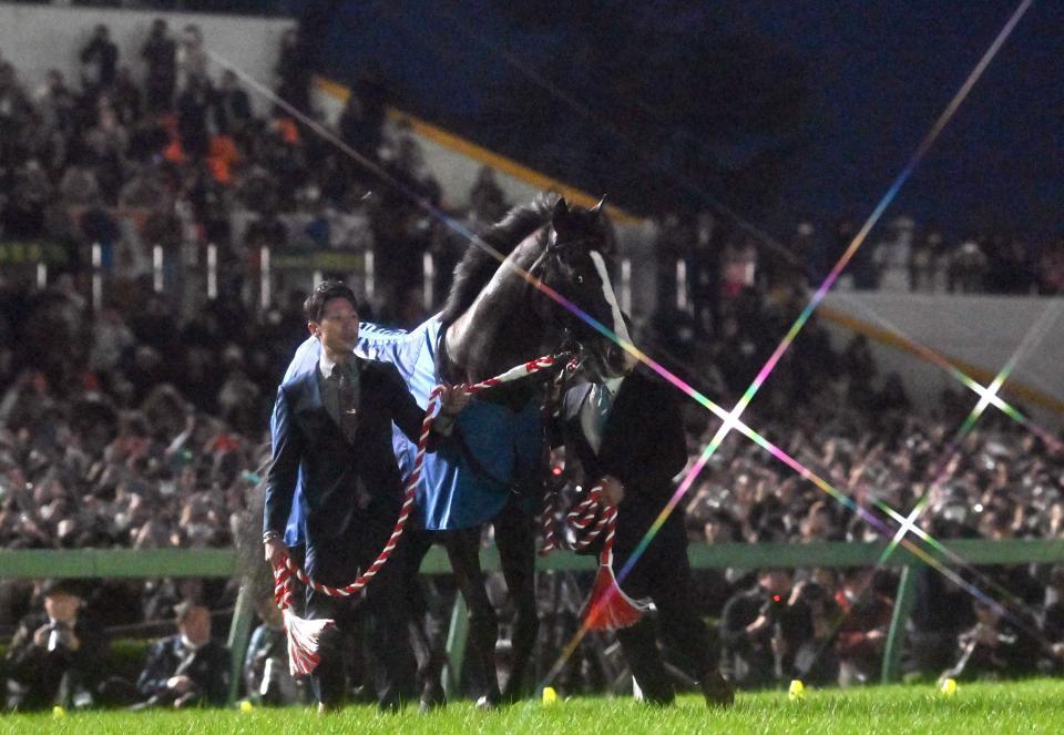 　引退式で最後の雄姿を見せるイクイノックス＝２０２３年１２月