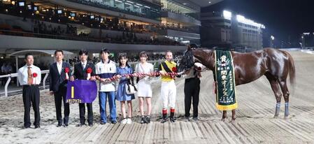 　関東オークスを制したメモリアカフェとルメールと関係者