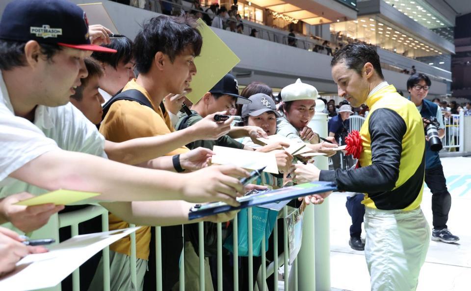 　観衆にサインをするルメール