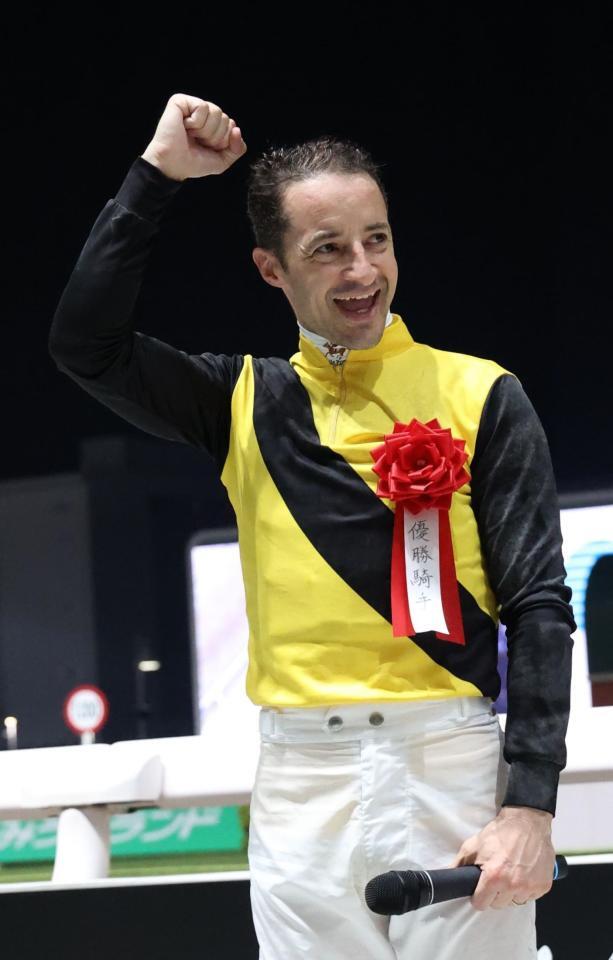 　観衆の声援に応えるルメール