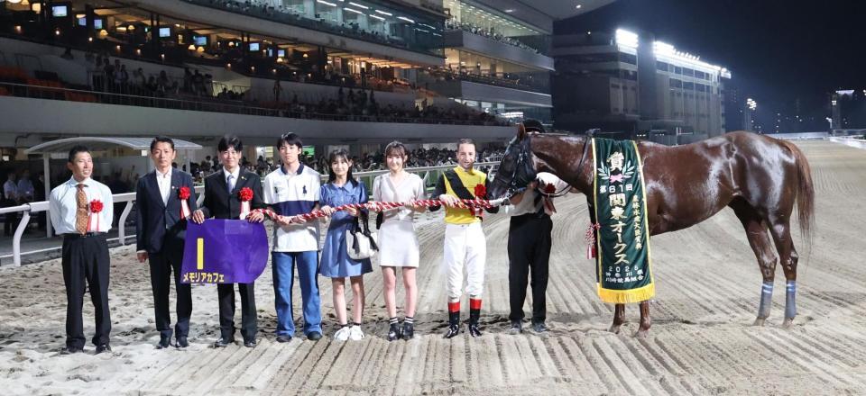 　関東オークスを制したメモリアカフェとルメールと関係者