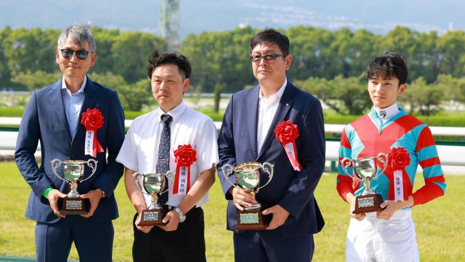 　記念すべき第一回のしらさぎＳを制した坂井瑠星（右端）らキープカルム陣営（撮影・石湯恒介）