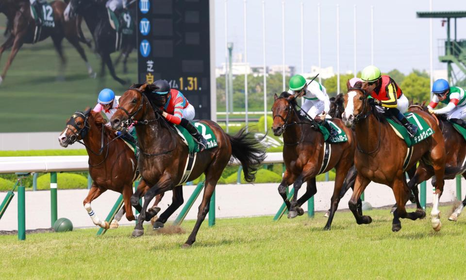 　馬群を割って抜け出るキープカルム（左から２頭目）＝撮影・石湯恒介