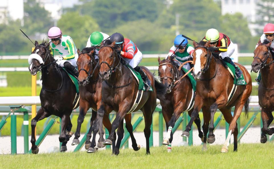　馬群を割って抜け出るキープカルム（左から３頭目）＝撮影・石湯恒介