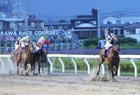 　さきたま杯を制したシャマルと川須（右端）