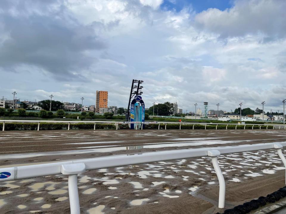 大雨で７、８Ｒがレース取りやめとなった浦和競馬場の馬場＝浦和競馬場